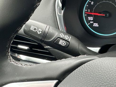 Used 2023 Chevrolet Traverse LT w/ Rear Camera Mirror Package image 25