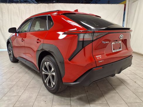 Used 2025 Toyota bZ4X XLE w/ Weather Package image 7