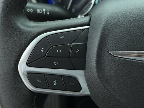Used 2023 Chrysler Pacifica Touring-L FWD image 25