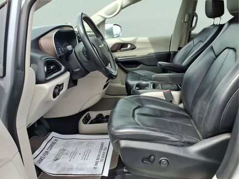 Used 2018 Chrysler Pacifica Touring-L FWD image 19