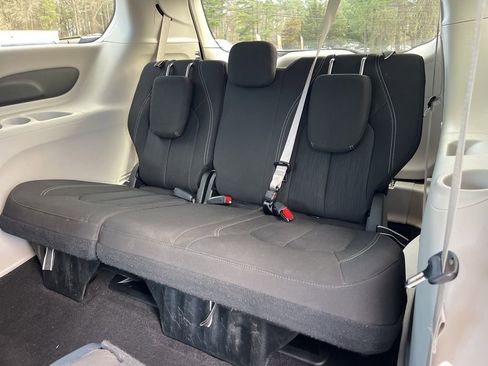 Used 2023 Chrysler Voyager LX image 20