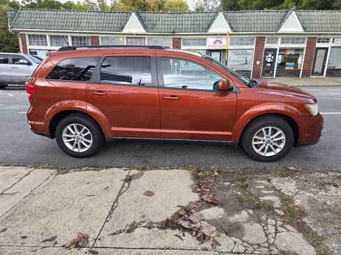 Used 2014 Dodge Journey SXT w/ Flexible Seating Group image 2