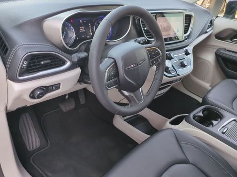 Used 2024 Chrysler Pacifica Touring-L AWD/4WD image 2