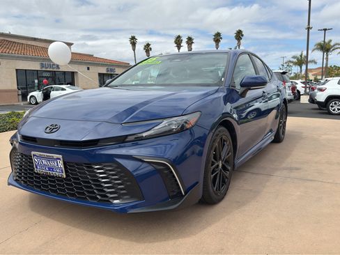 Used 2025 Toyota Camry SE FWD image 1