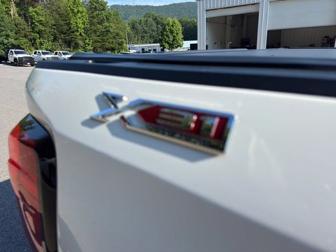 Used 2021 GMC Sierra 1500 SLT w/ SLT Premium Plus Package AWD/4WD image 17
