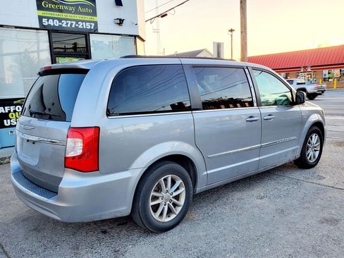 Used 2015 Chrysler Town & Country Touring FWD image 8