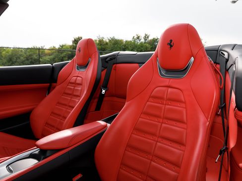 Used 2023 Ferrari Portofino M RWD image 28