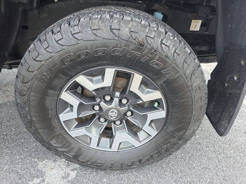 Used 2017 Toyota Tacoma TRD Off-Road w/ Tow Package AWD/4WD image 35