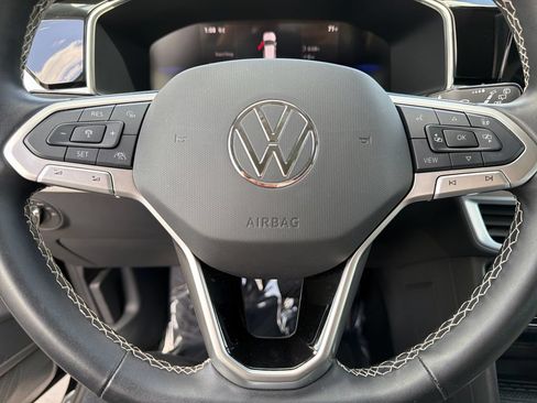 Used 2025 Volkswagen Taos SE AWD/4WD image 16