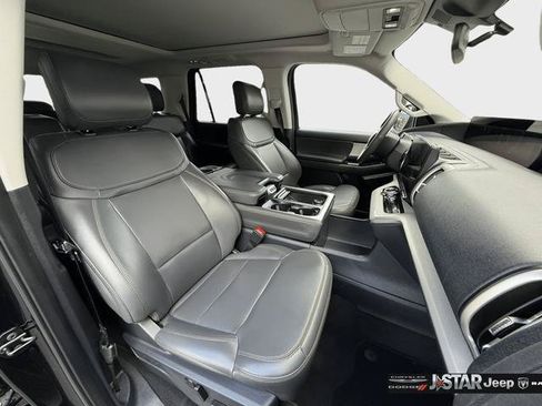 Used 2025 Ford Expedition Active RWD image 12
