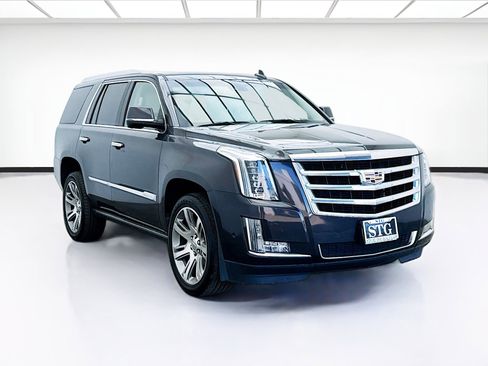Used 2018 Cadillac Escalade Premium Luxury image 3
