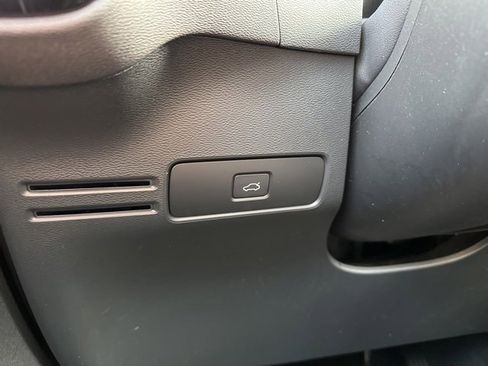 Certified 2023 Volvo XC40 B5 Plus image 31