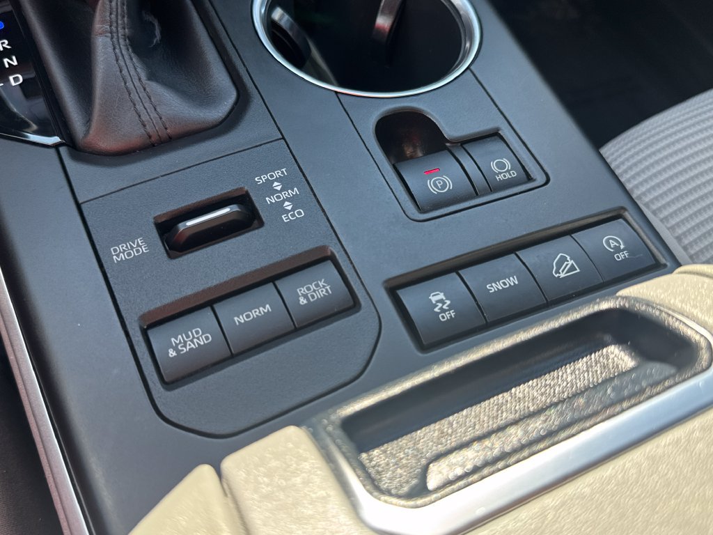 Used 2020 Toyota Highlander LE AWD/4WD image 29