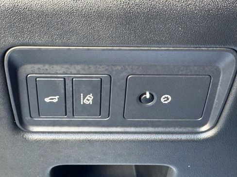 Used 2018 Land Rover Discovery HSE image 24