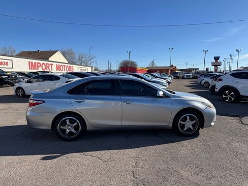 Used 2017 Toyota Camry SE image 4