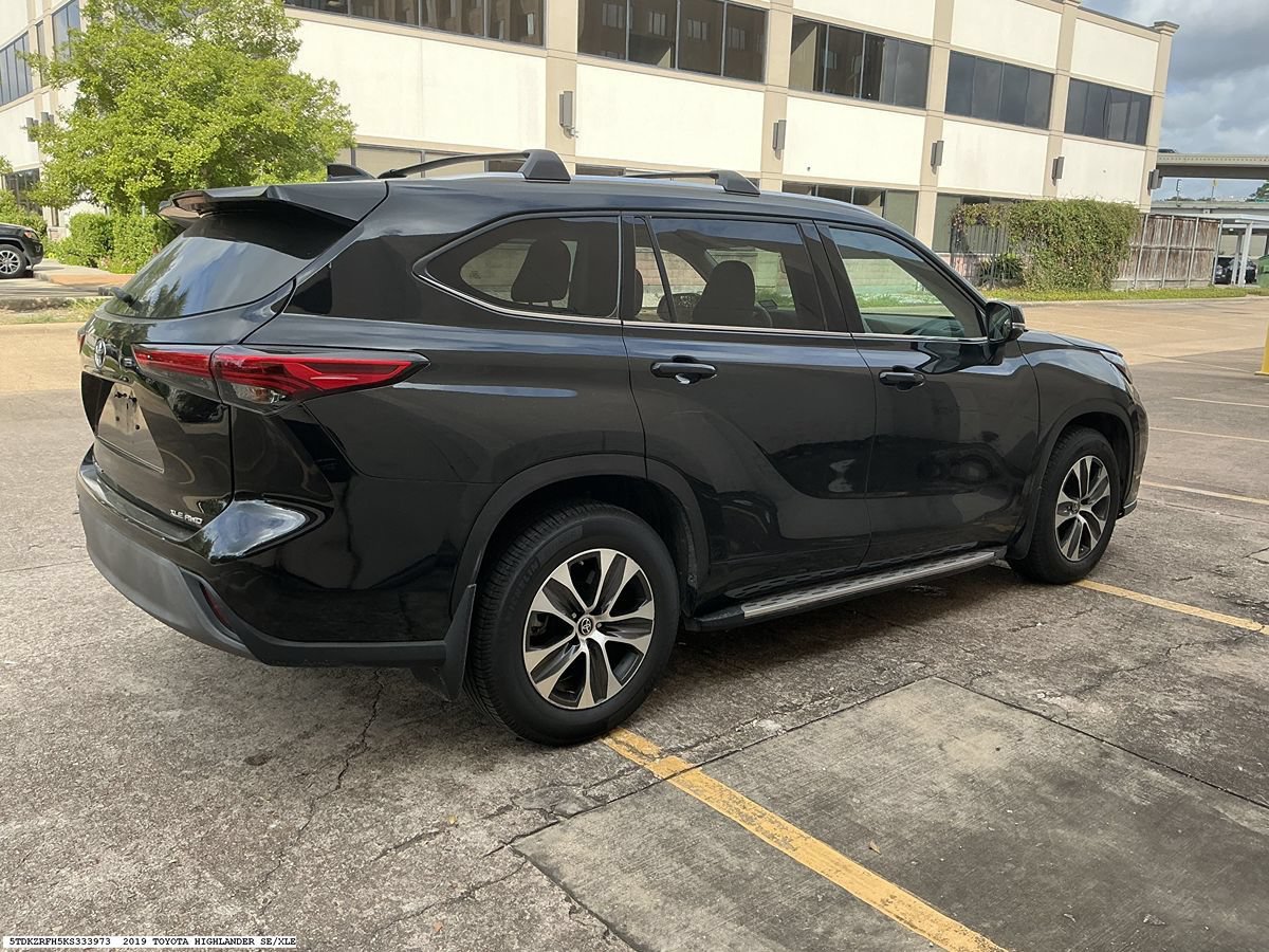 Used 2021 Toyota Highlander XLE AWD/4WD image 5