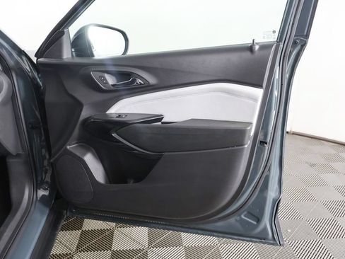 Used 2025 Chevrolet Trax LT FWD image 20