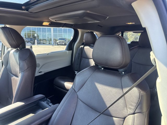 Used 2023 Toyota Sienna Platinum FWD image 13