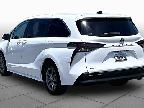 Used 2025 Toyota Sienna LE FWD image 11
