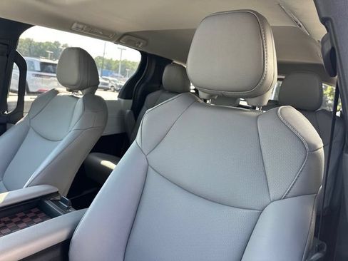 Used 2026 Toyota Sienna XLE FWD image 18