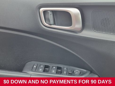 Used 2025 Hyundai Venue SEL FWD image 13