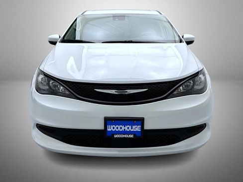 Used 2023 Chrysler Voyager LX image 2