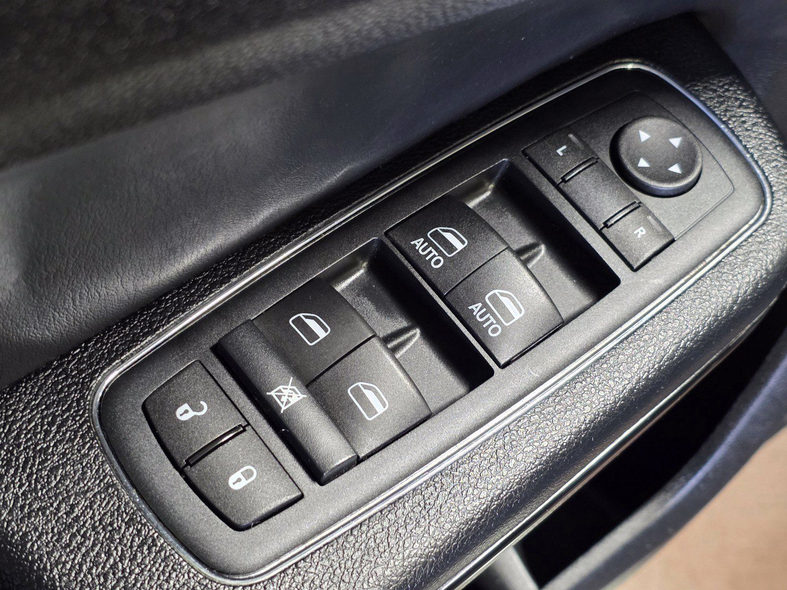 Used 2015 Chrysler 300 S RWD image 21