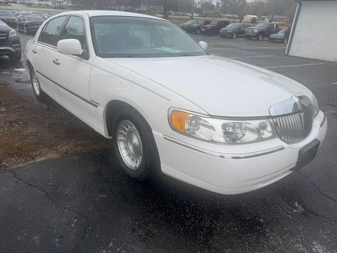 Used 1998 Lincoln Town Car Executive image 1