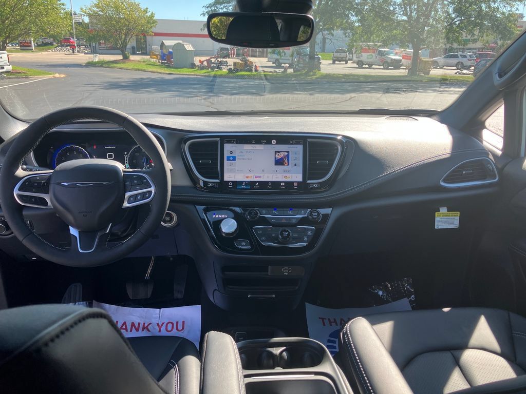New 2027 Chrysler Pacifica Select FWD image 12