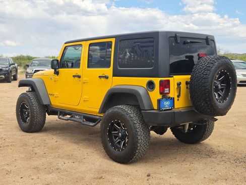 Used 2015 Jeep Wrangler Unlimited Rubicon w/ Connectivity Group AWD/4WD image 8