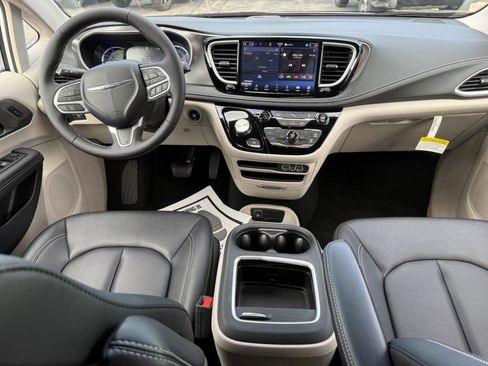 Used 2024 Chrysler Pacifica Limited FWD image 9