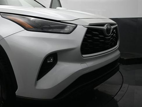 Used 2023 Toyota Highlander XLE FWD image 35