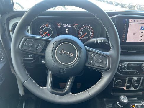 Used 2025 Jeep Gladiator Sport AWD/4WD image 17