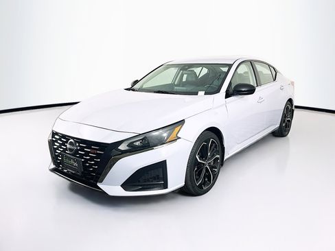 Used 2024 Nissan Altima 2.5 SR image 3