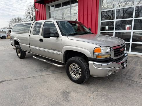 Used 2007 GMC Sierra 2500 SLE w/ Onstar Plus Package AWD/4WD image 2