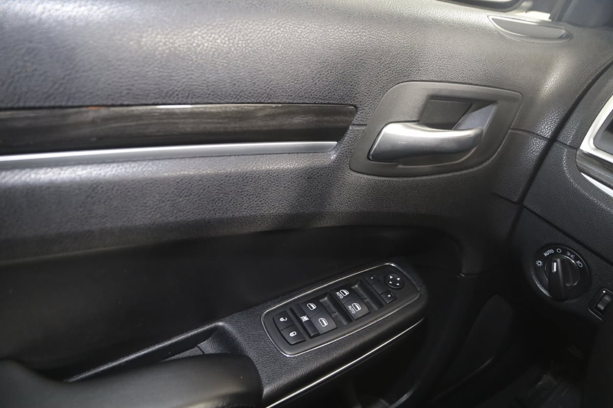 Used 2015 Chrysler 300 Limited RWD image 25