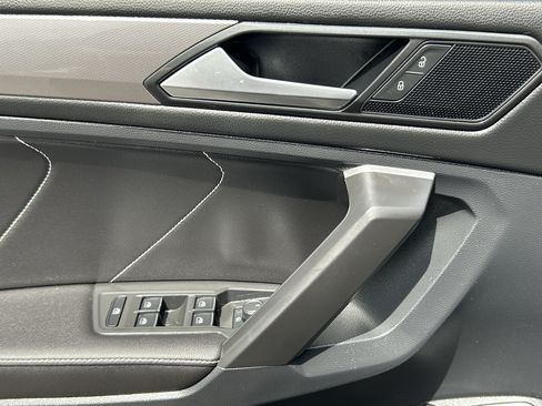 Used 2024 Volkswagen Tiguan SE w/ Panoramic Sunroof Package FWD image 20