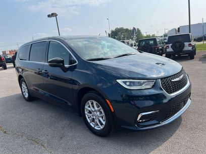 New 2025 Chrysler Pacifica Select