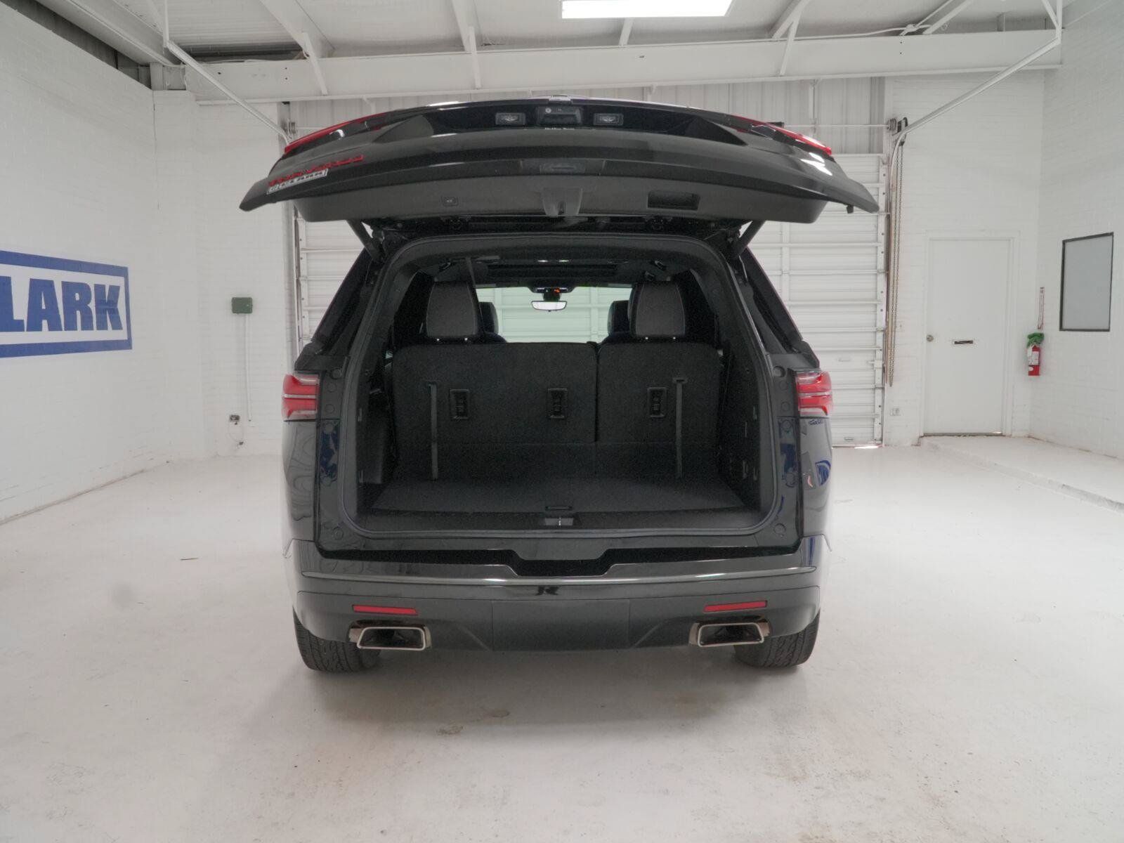 Used 2023 Chevrolet Traverse Premier w/ Redline Edition FWD image 7