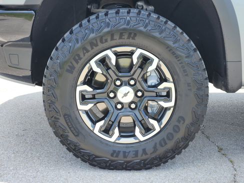 Used 2023 Chevrolet Silverado 1500 ZR2 w/ Technology Package AWD/4WD image 10