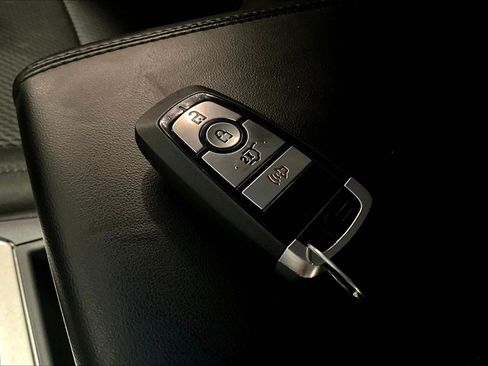 Used 2023 Ford Explorer XLT AWD/4WD image 35