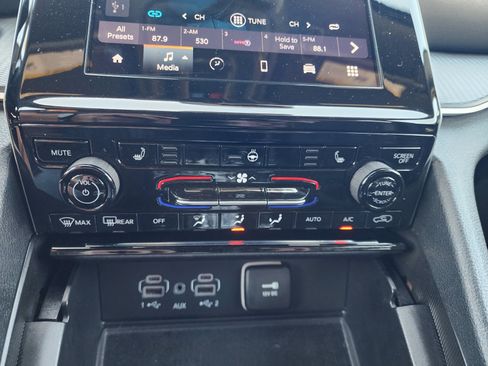 Used 2024 Jeep Grand Cherokee L Altitude AWD/4WD image 23
