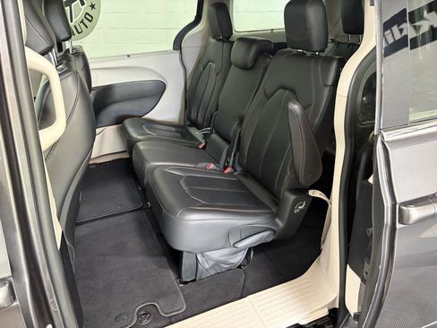Used 2017 Chrysler Pacifica Touring-L FWD image 19