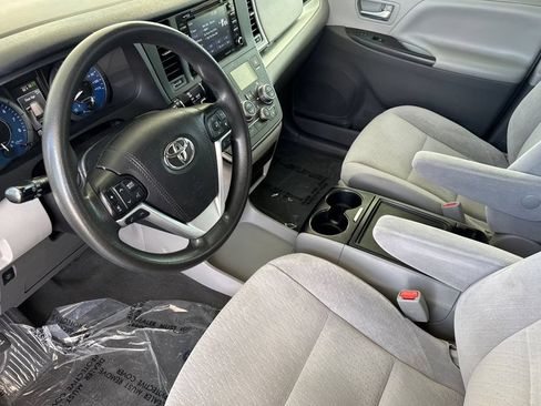 Used 2020 Toyota Sienna LE w/ LE Preferred Package FWD image 12