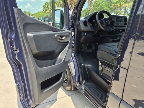Used 2024 Mercedes-Benz Sprinter 2500 image 6