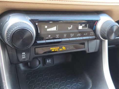 Used 2019 Toyota RAV4 LE image 30