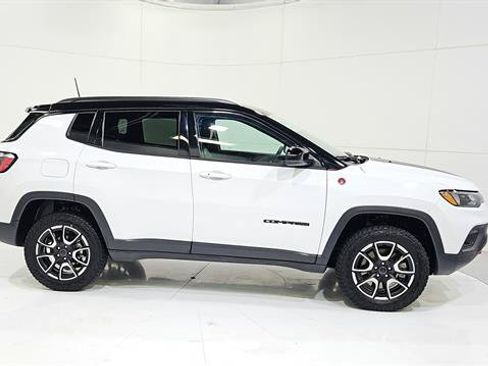 Used 2025 Jeep Compass Trailhawk AWD/4WD image 9