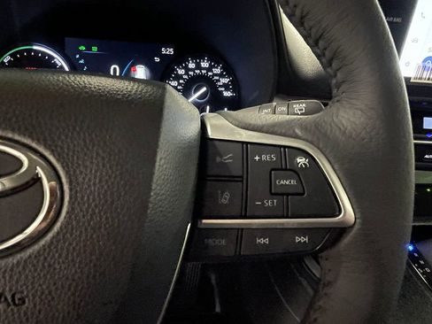 Used 2025 Toyota Sienna XLE image 41