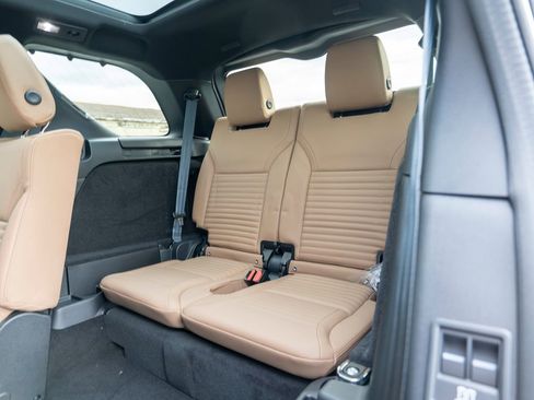New 2026 Land Rover Discovery Limited Edition image 24