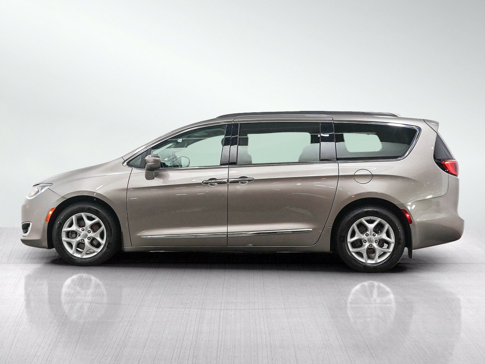Used 2017 Chrysler Pacifica Touring-L w/ Tire & Wheel Group FWD image 2